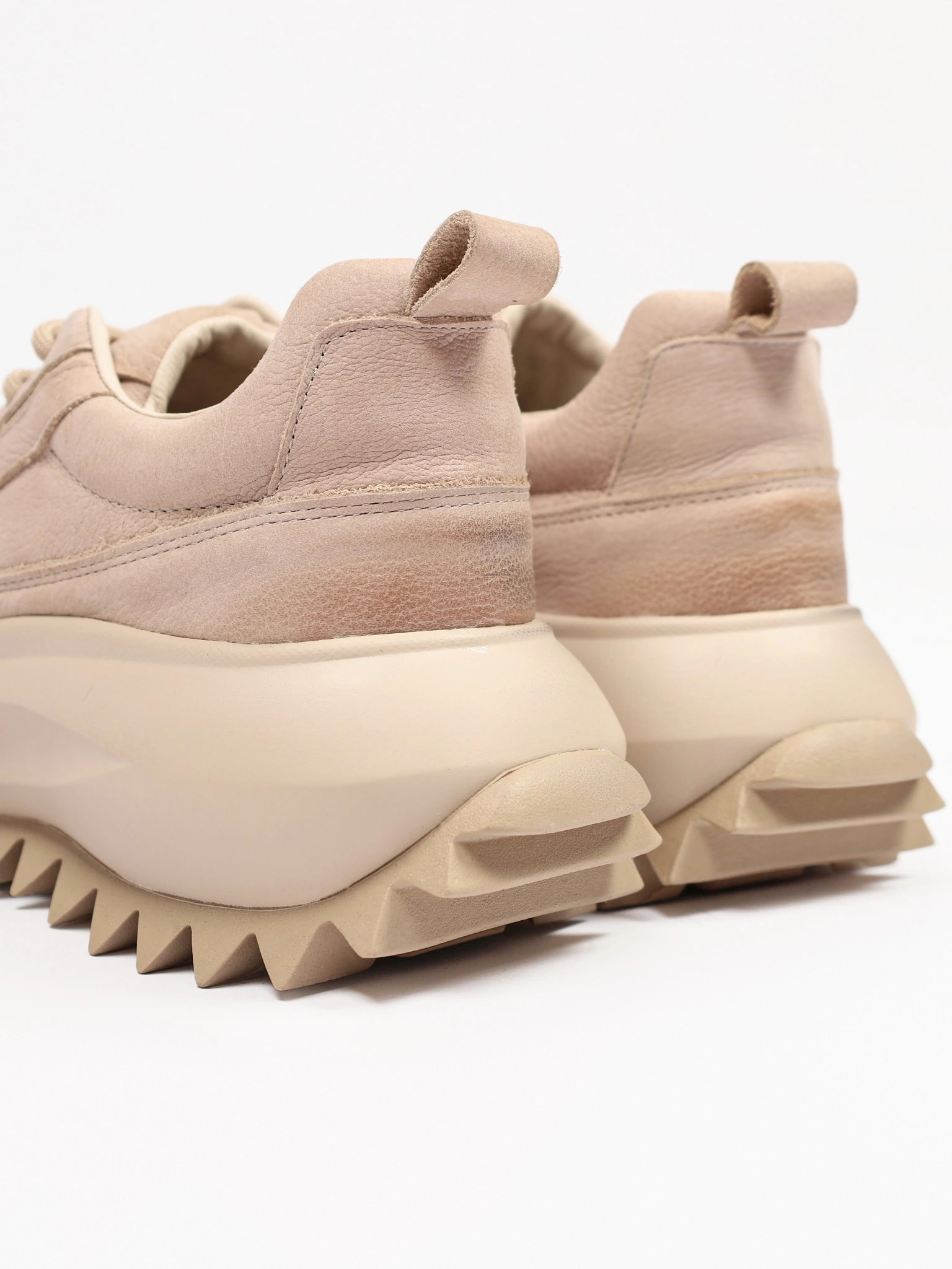 Кроссовки бежевого цвета на объемной рельефной подошве